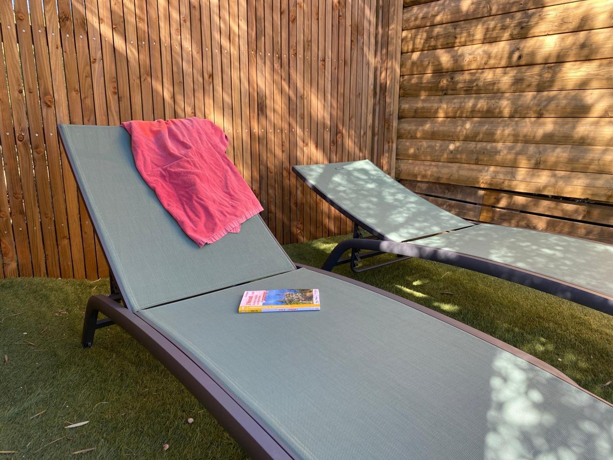 Camping Les Amandiers Castelnau-de-Guers Екстер'єр фото